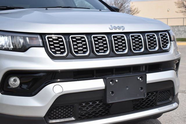Used 2025 Jeep Compass Limited AWD/4WD image 5