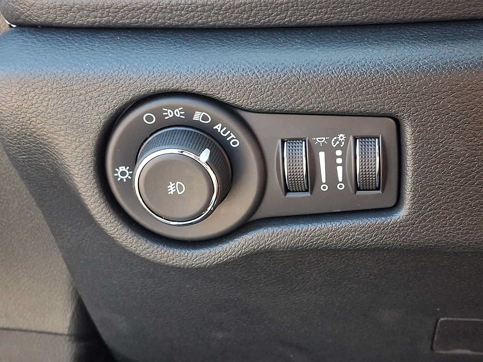 Used 2025 Chrysler Pacifica Limited FWD image 26