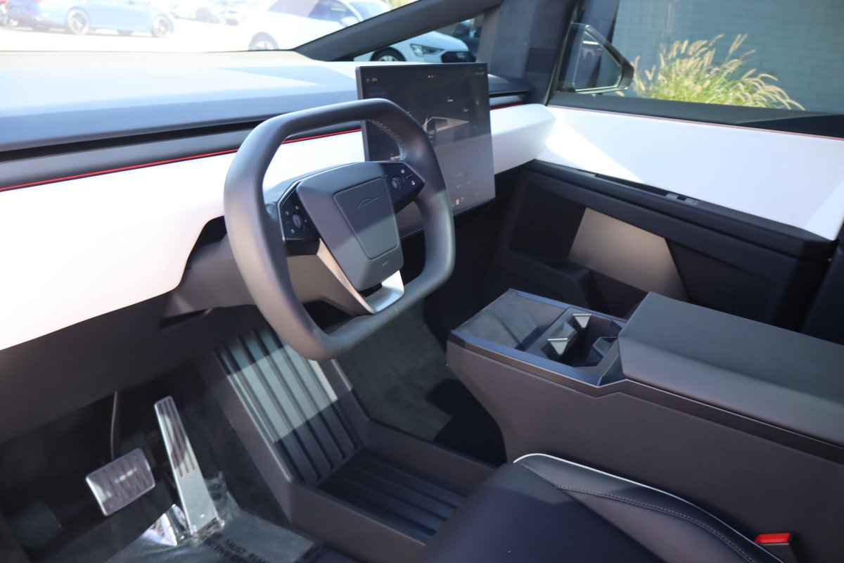 Used 2024 Tesla Cybertruck AWD Crew Cab image 16
