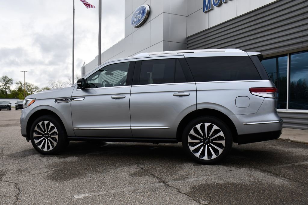 Used 2022 Lincoln Navigator Reserve AWD/4WD image 3