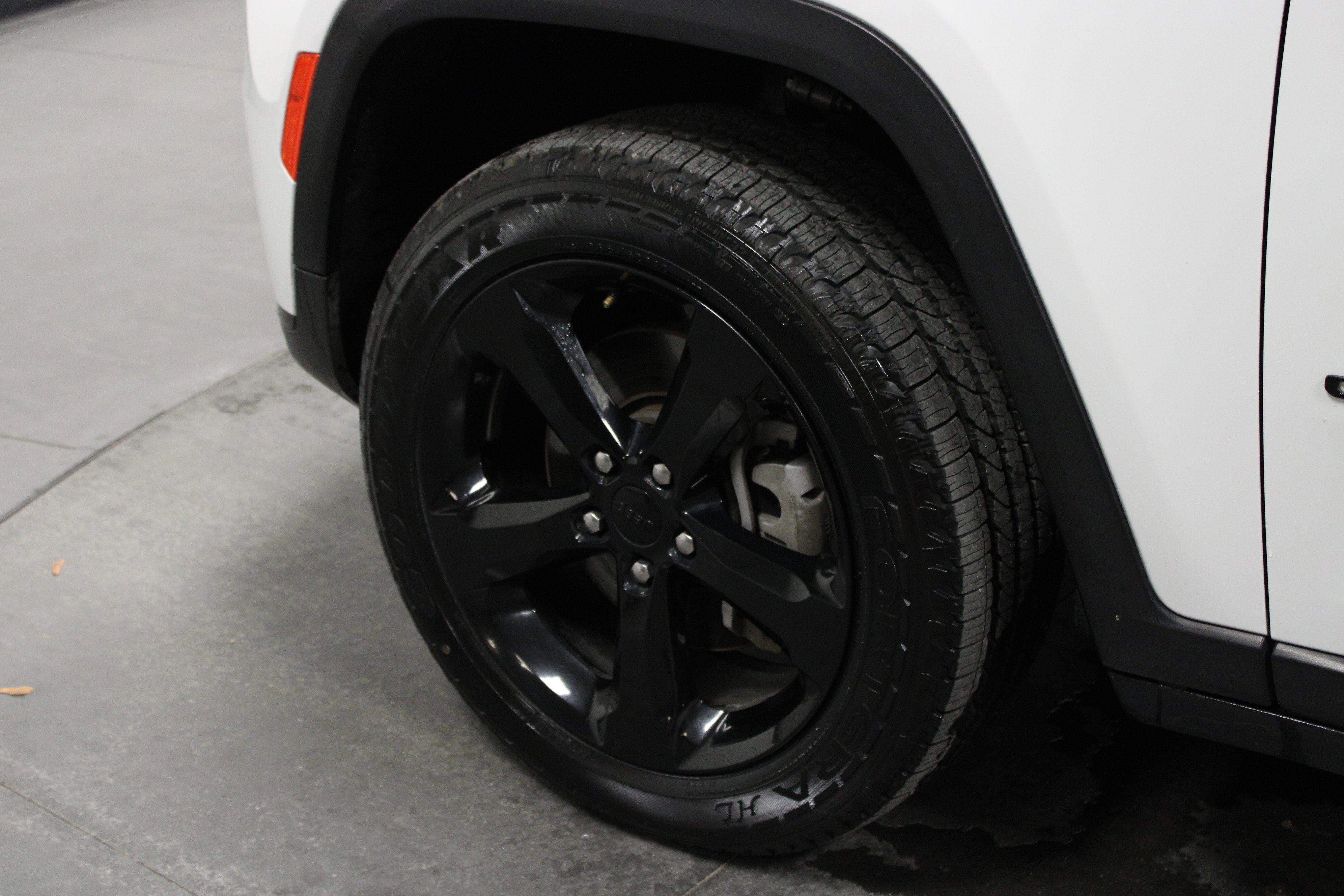 Used 2023 Jeep Grand Cherokee L Laredo image 10