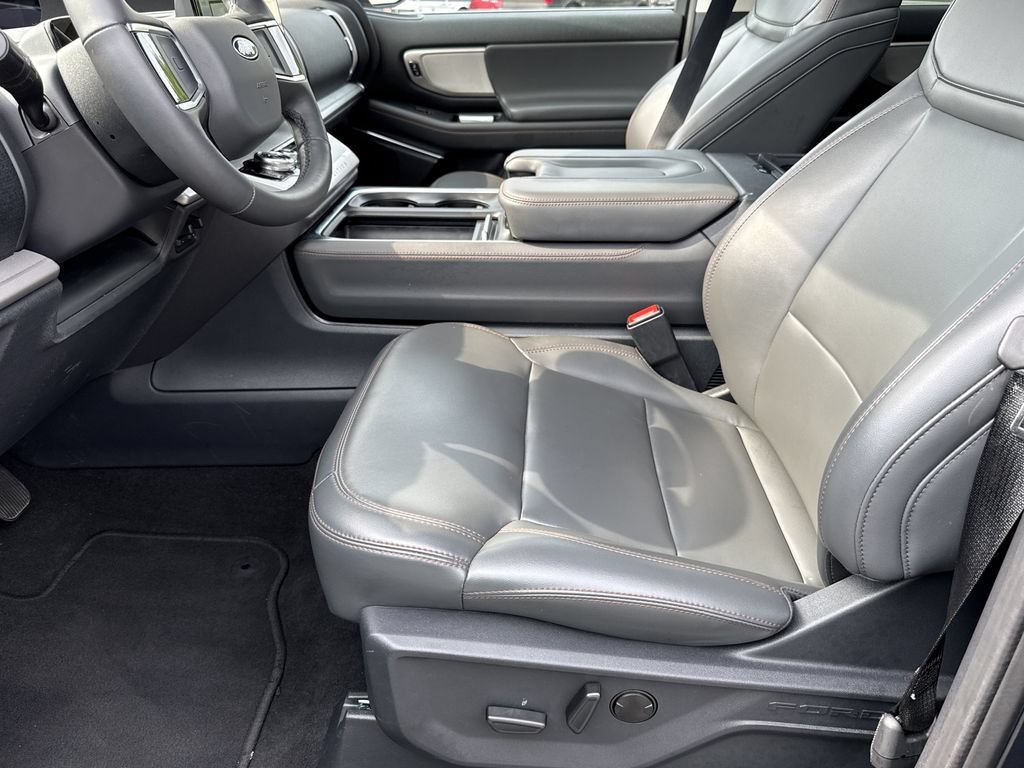 Used 2025 Ford Expedition Active AWD/4WD image 9
