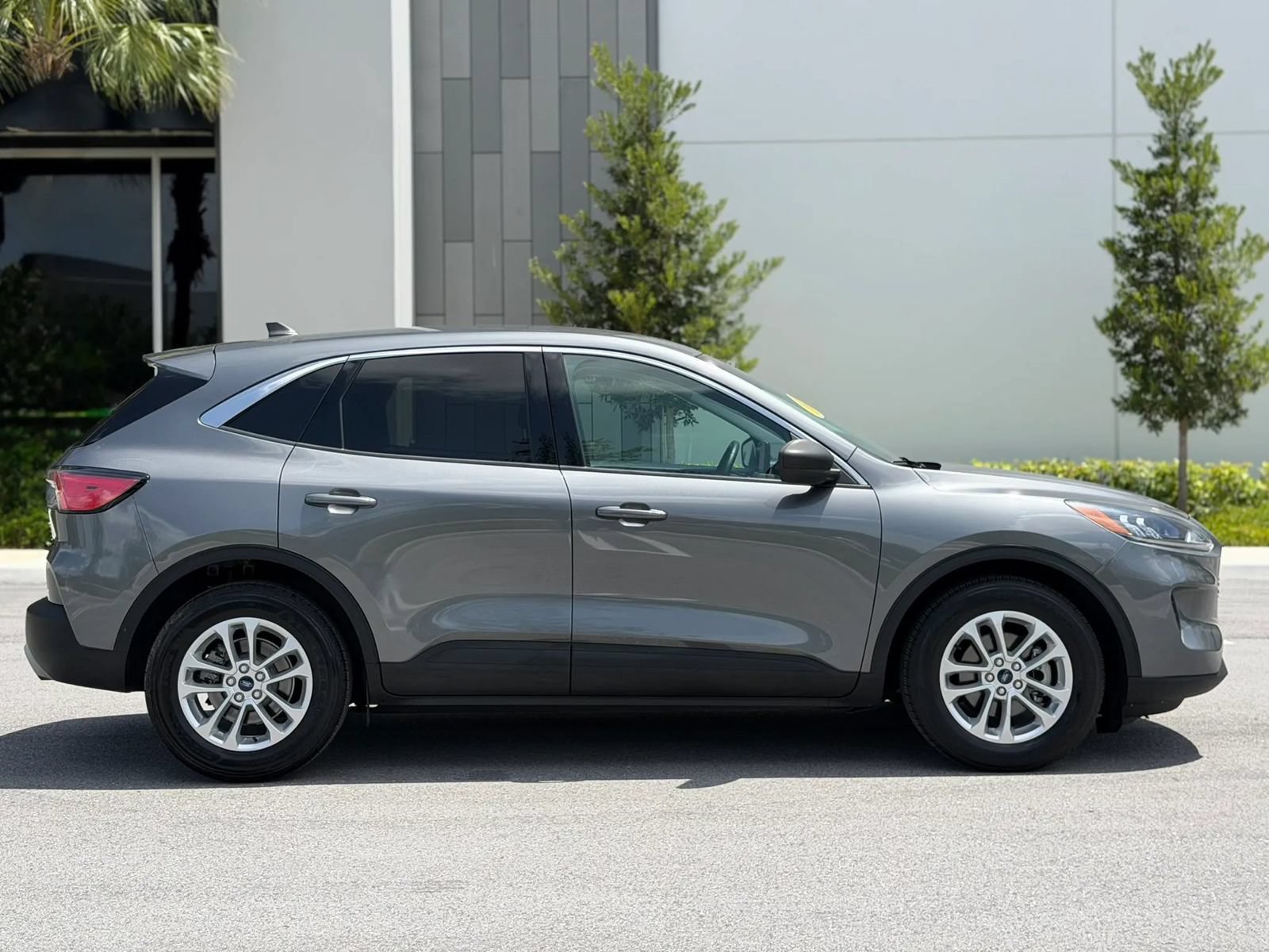 Used 2022 Ford Escape SE w/ Convenience Package FWD image 4