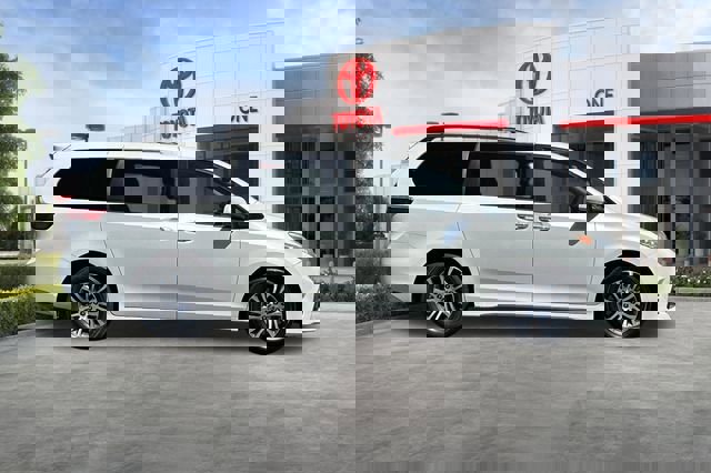 Used 2018 Toyota Sienna XLE FWD image 3