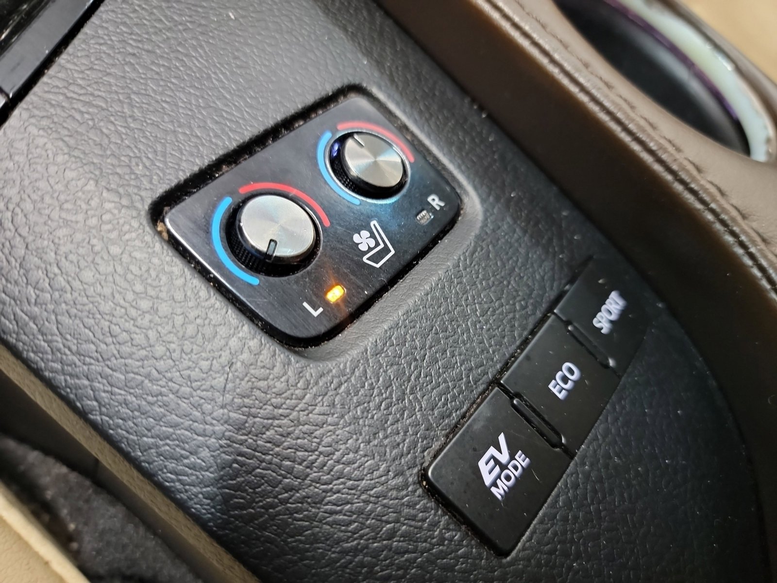 Used 2014 Toyota Avalon Limited image 34
