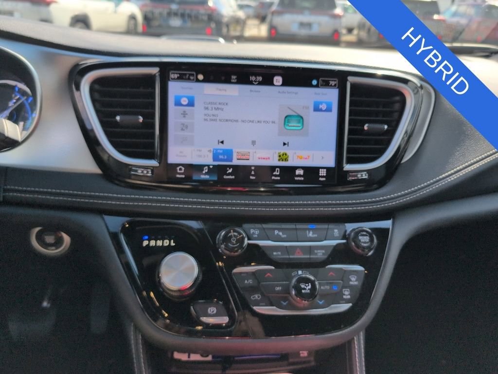 Used 2024 Chrysler Pacifica Premium FWD image 9