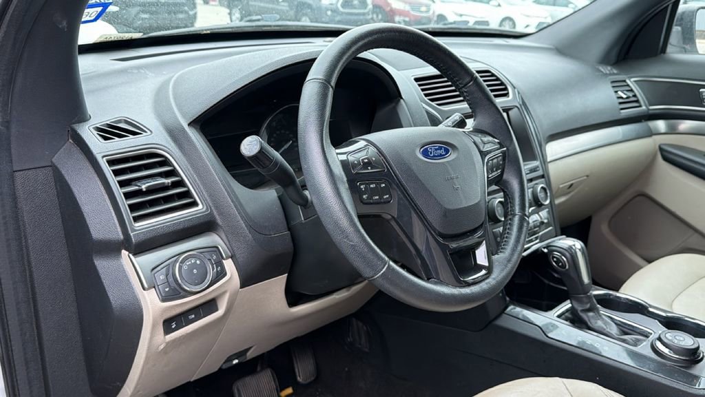 Used 2018 Ford Explorer XLT w/ Equipment Group 202A AWD/4WD image 12