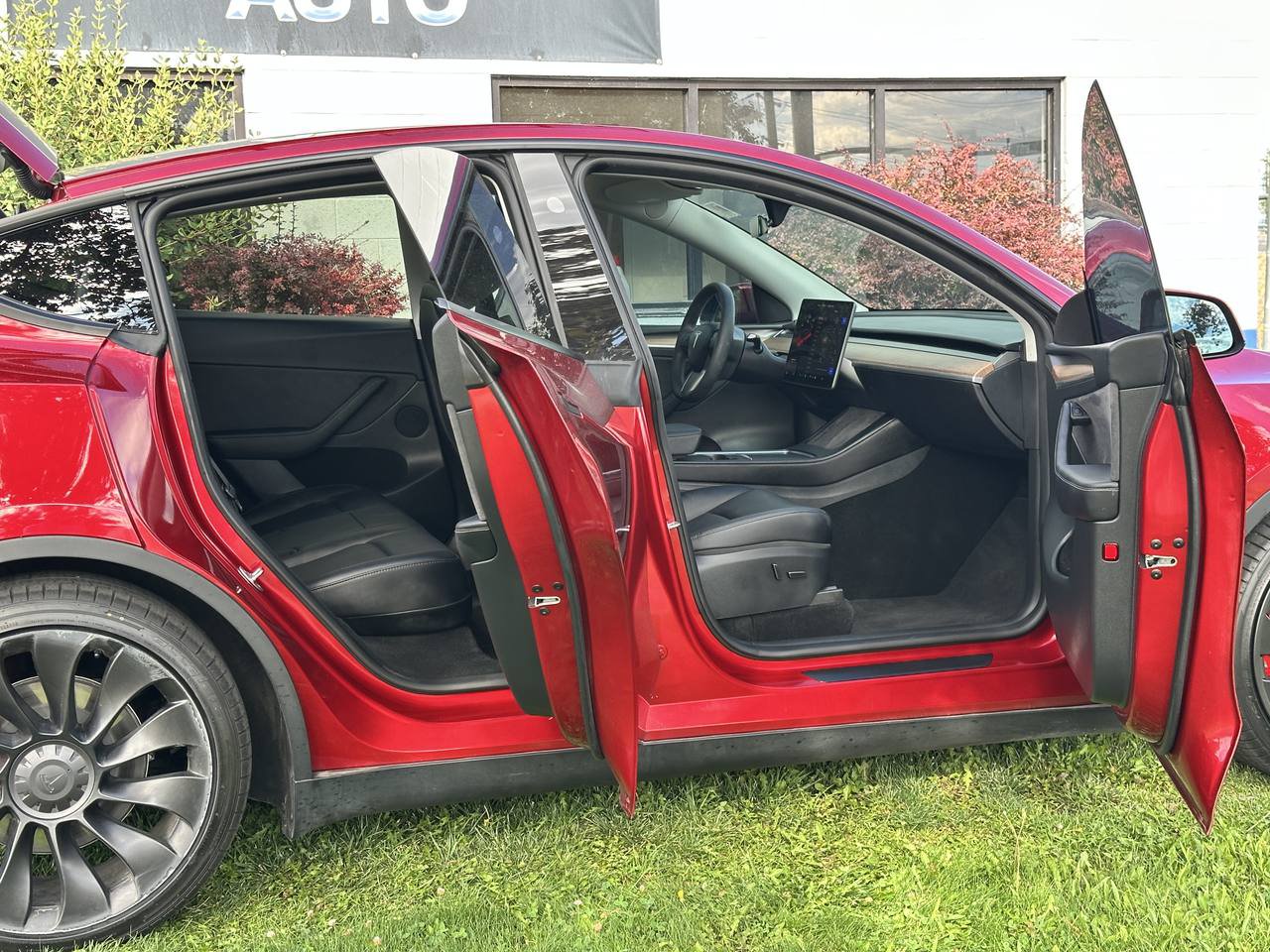 Used 2025 Tesla Model Y Performance AWD/4WD image 23