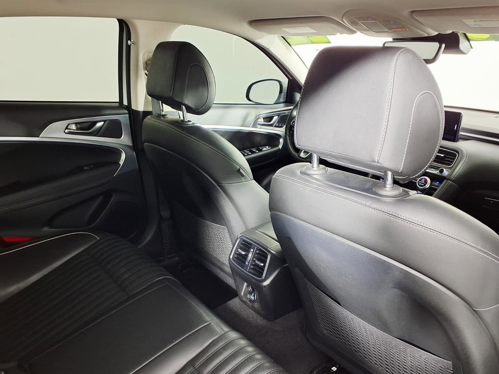 Certified 2022 Genesis G70 3.3T image 11