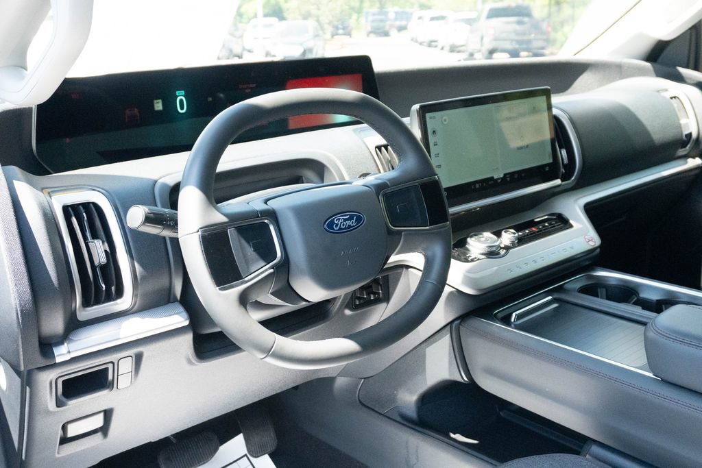 Used 2025 Ford Expedition Max Active RWD image 3