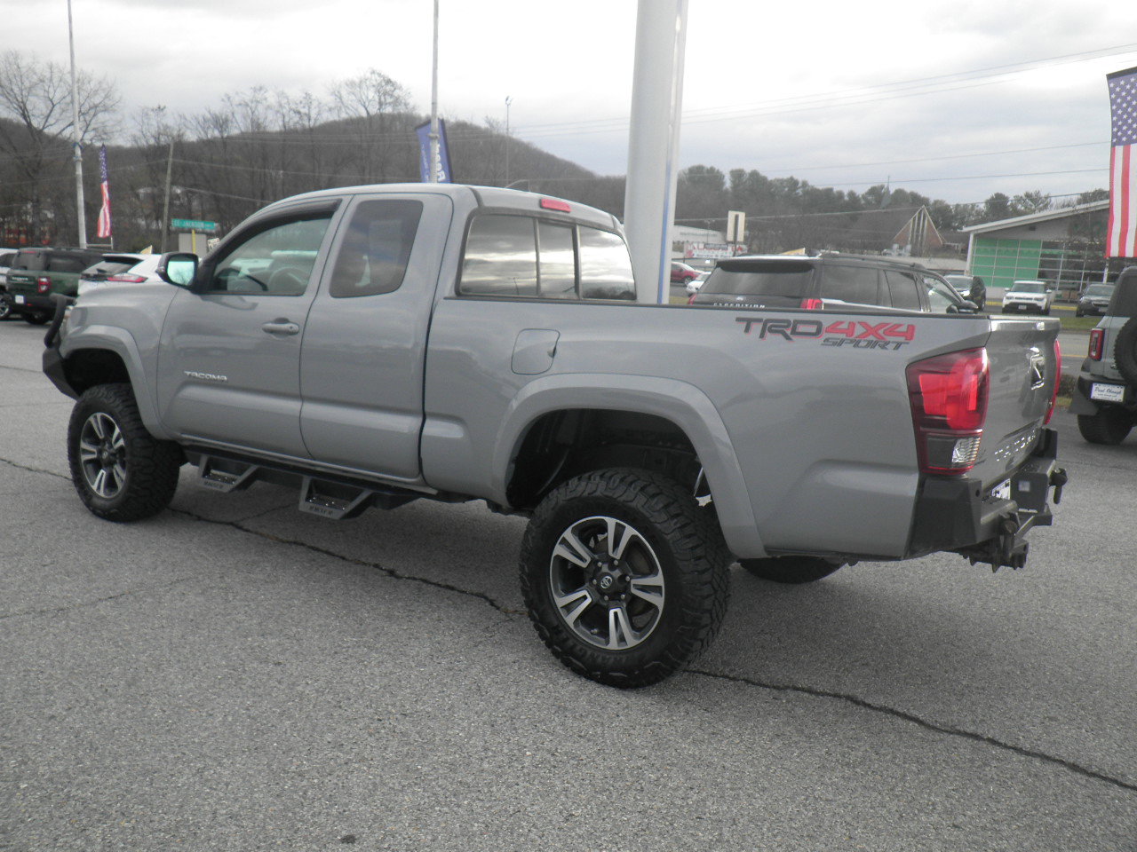 Used 2018 Toyota Tacoma TRD Sport image 4