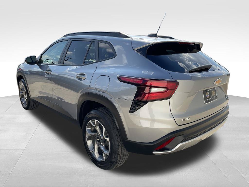Used 2025 Chevrolet Trax LT FWD image 7