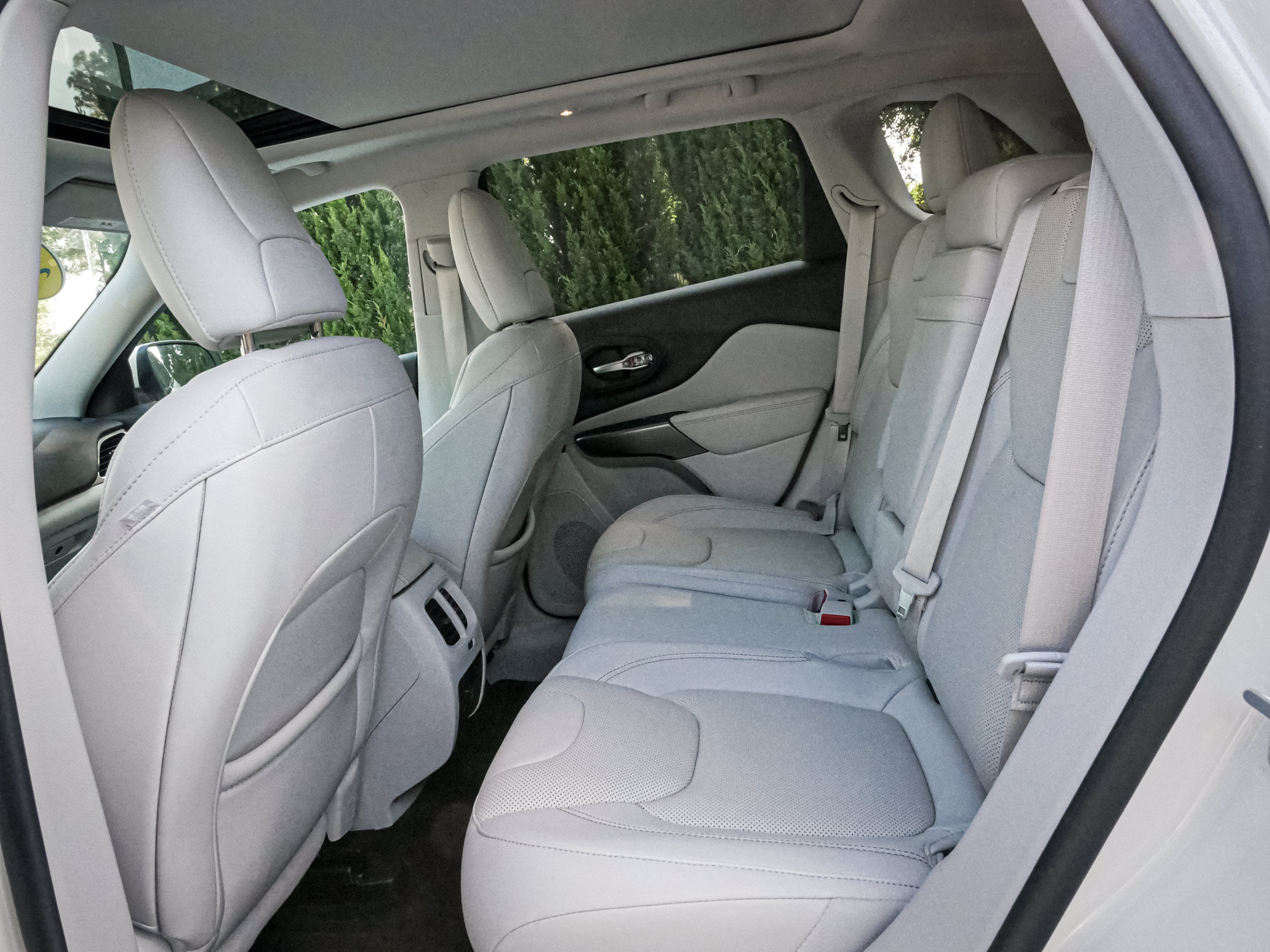 Used 2019 Jeep Cherokee Overland w/ Technology Group AWD/4WD image 31