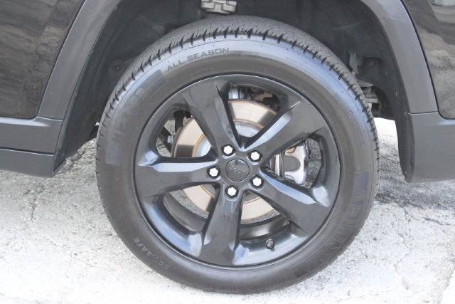Used 2023 Jeep Grand Cherokee L Laredo RWD image 7