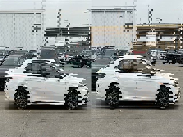 Used 2024 Toyota Camry SE image 3