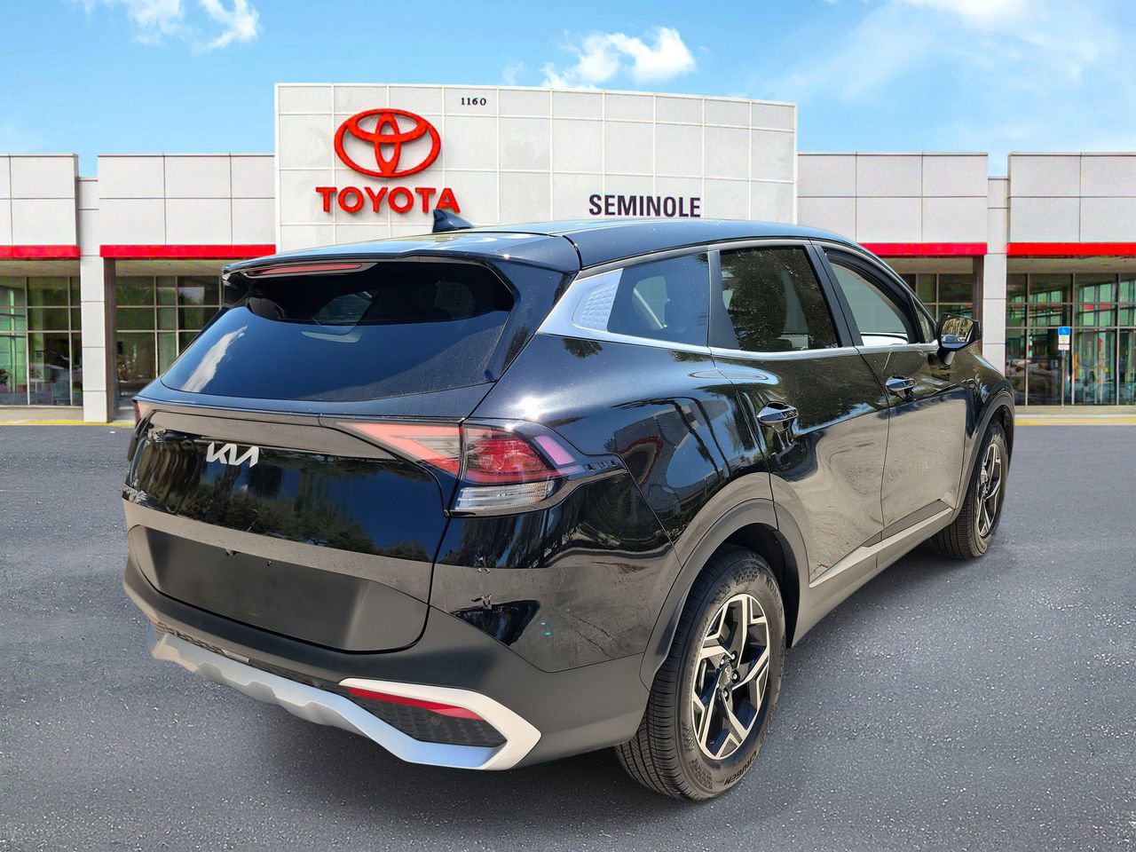 Used 2025 Kia Sportage LX image 3