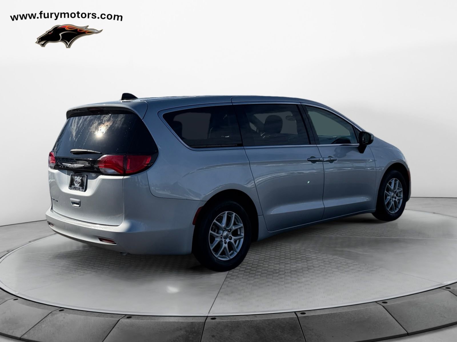Used 2023 Chrysler Voyager LX image 3