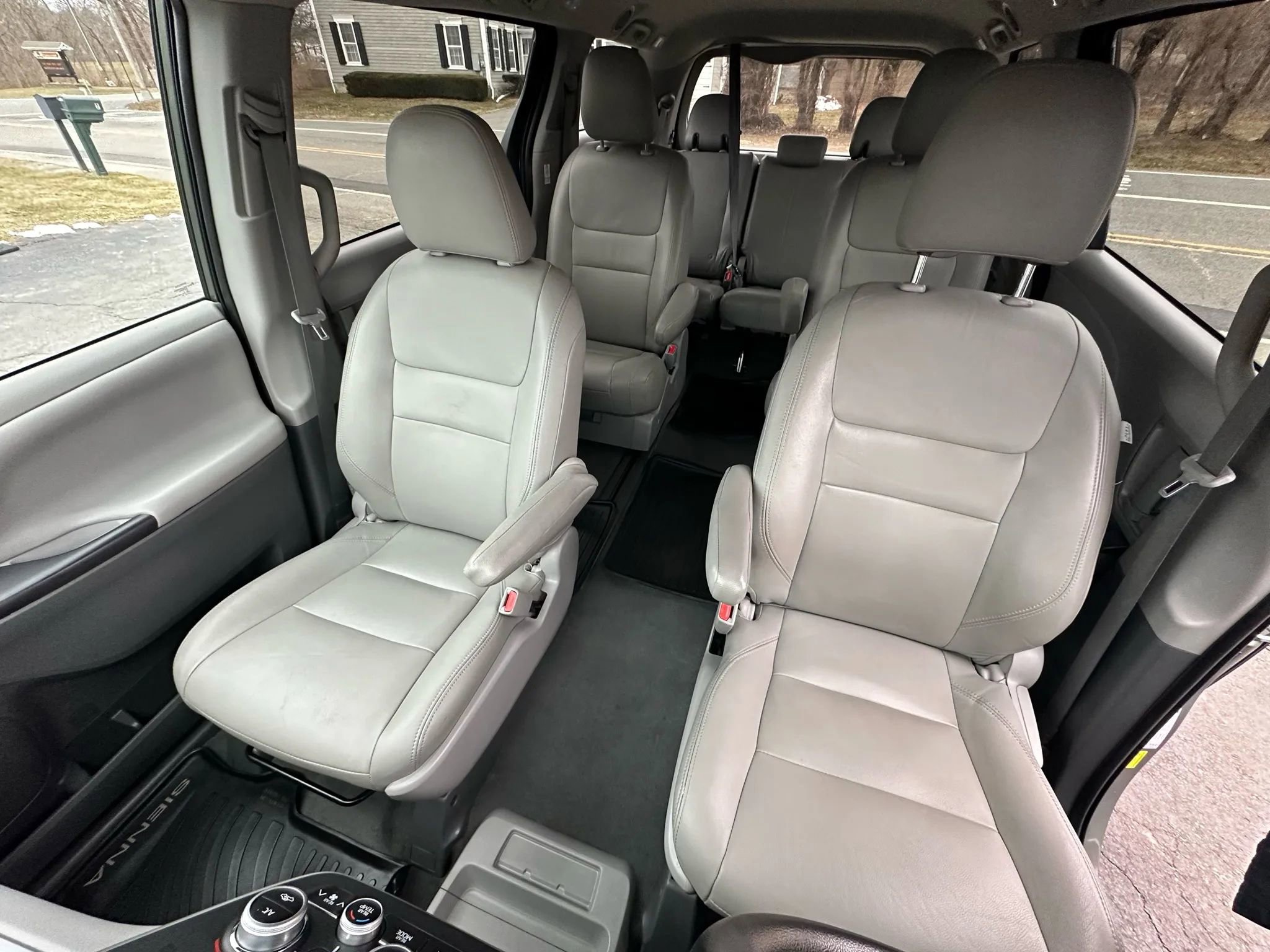 Used 2020 Toyota Sienna L image 14