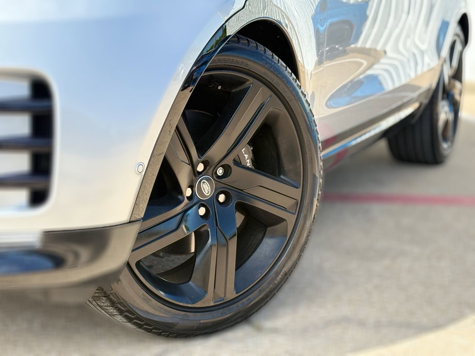 Used 2024 Land Rover Discovery Metropolitan Edition image 10