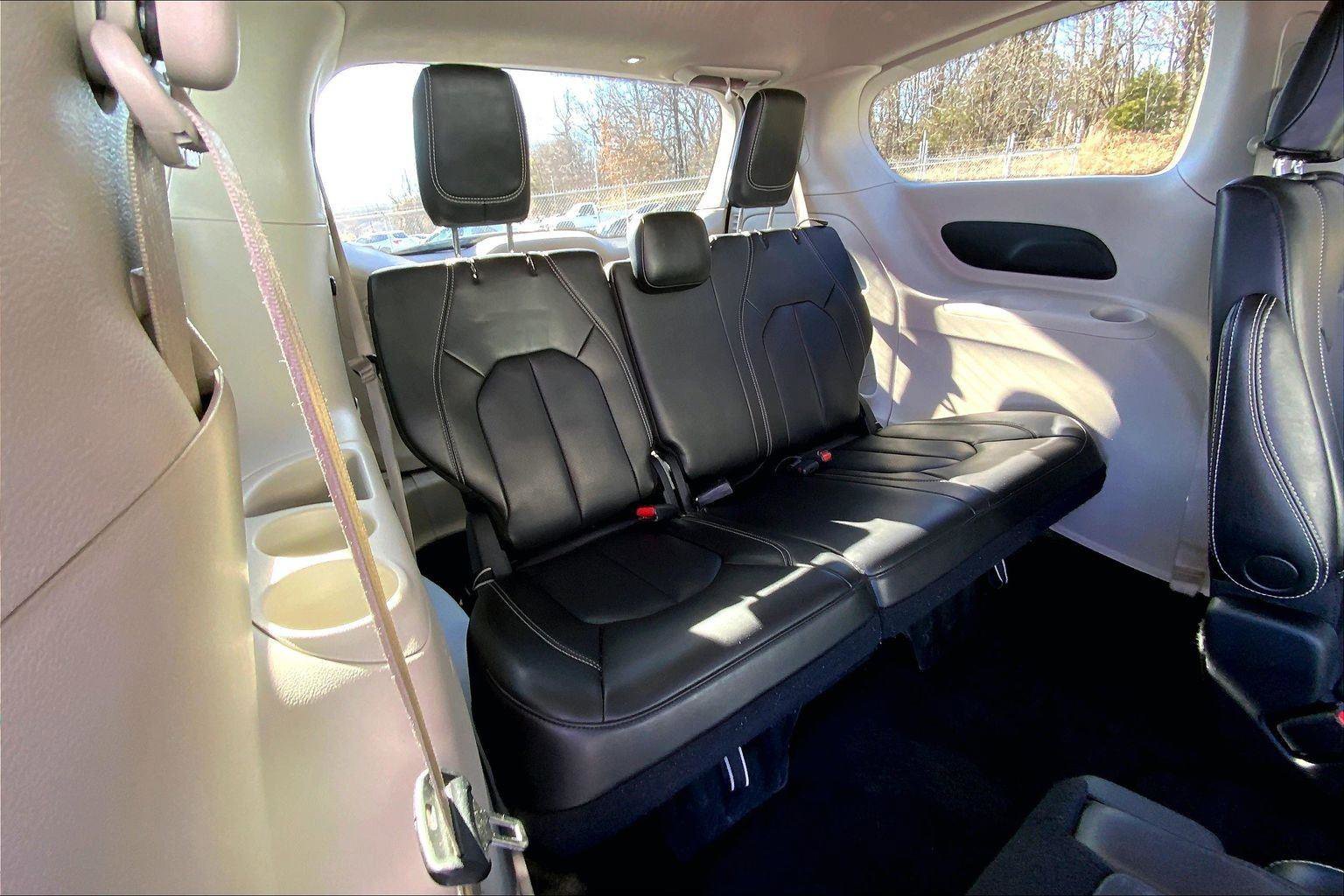 Used 2023 Chrysler Pacifica Touring-L image 23