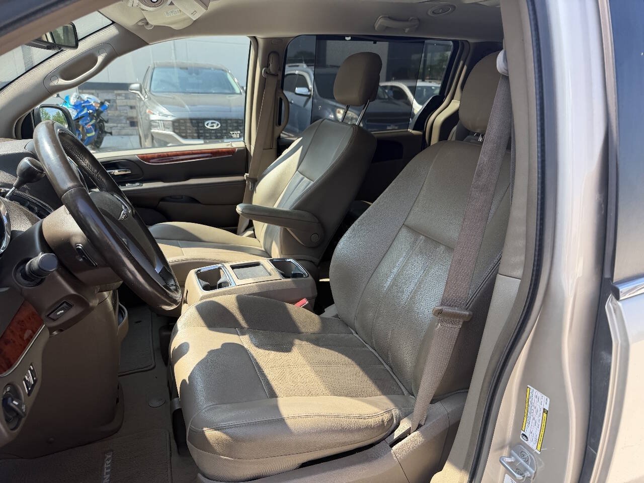 Used 2012 Chrysler Town & Country Touring-L w/ Entertainment Group #2 FWD image 9