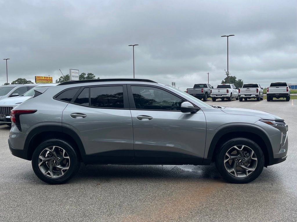 Used 2024 Chevrolet Trax LT w/ Driver Confidence Package FWD image 4