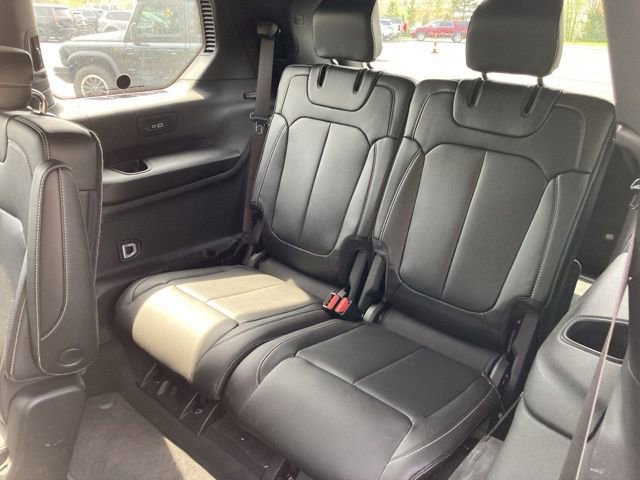 Used 2025 Jeep Grand Cherokee L Limited w/ Black Appearance Package AWD/4WD image 28