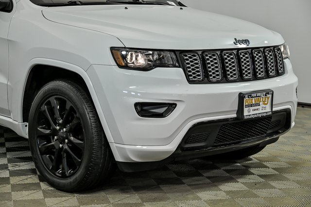 Used 2020 Jeep Grand Cherokee Altitude image 2