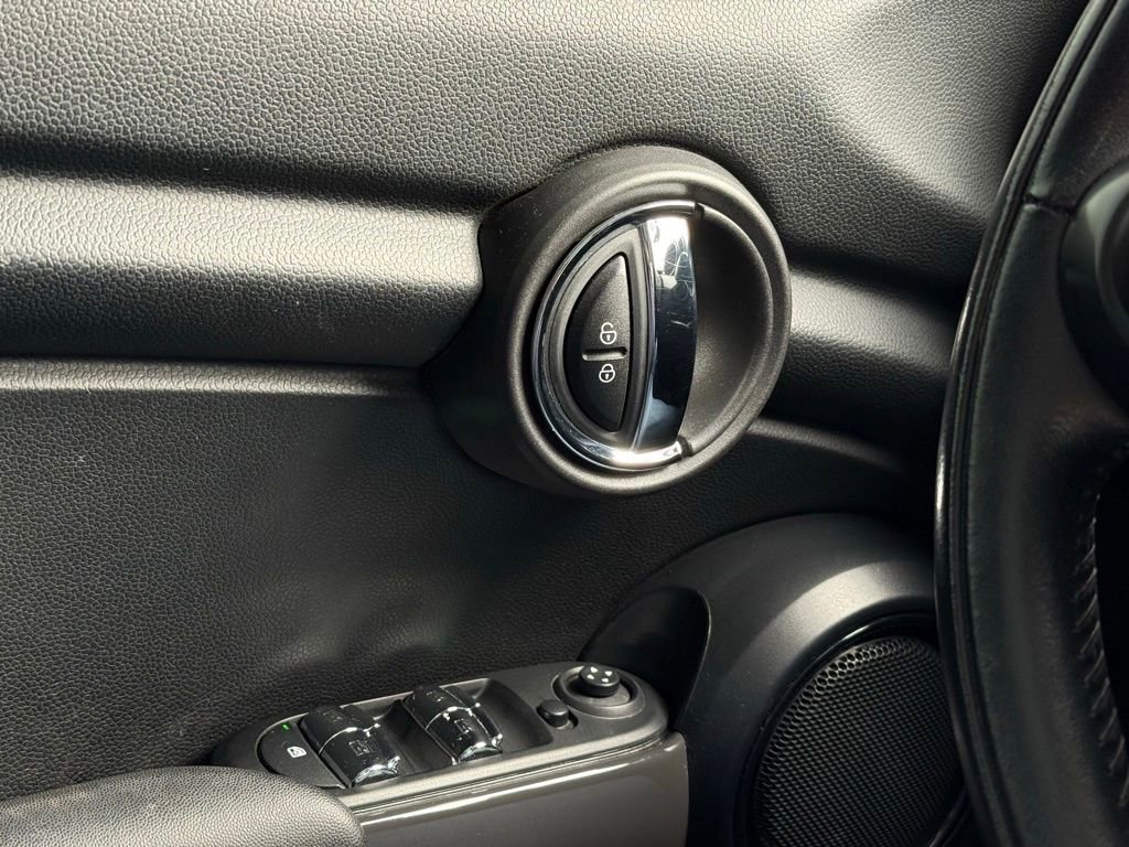 Used 2017 MINI Cooper 4-Door Hardtop image 16