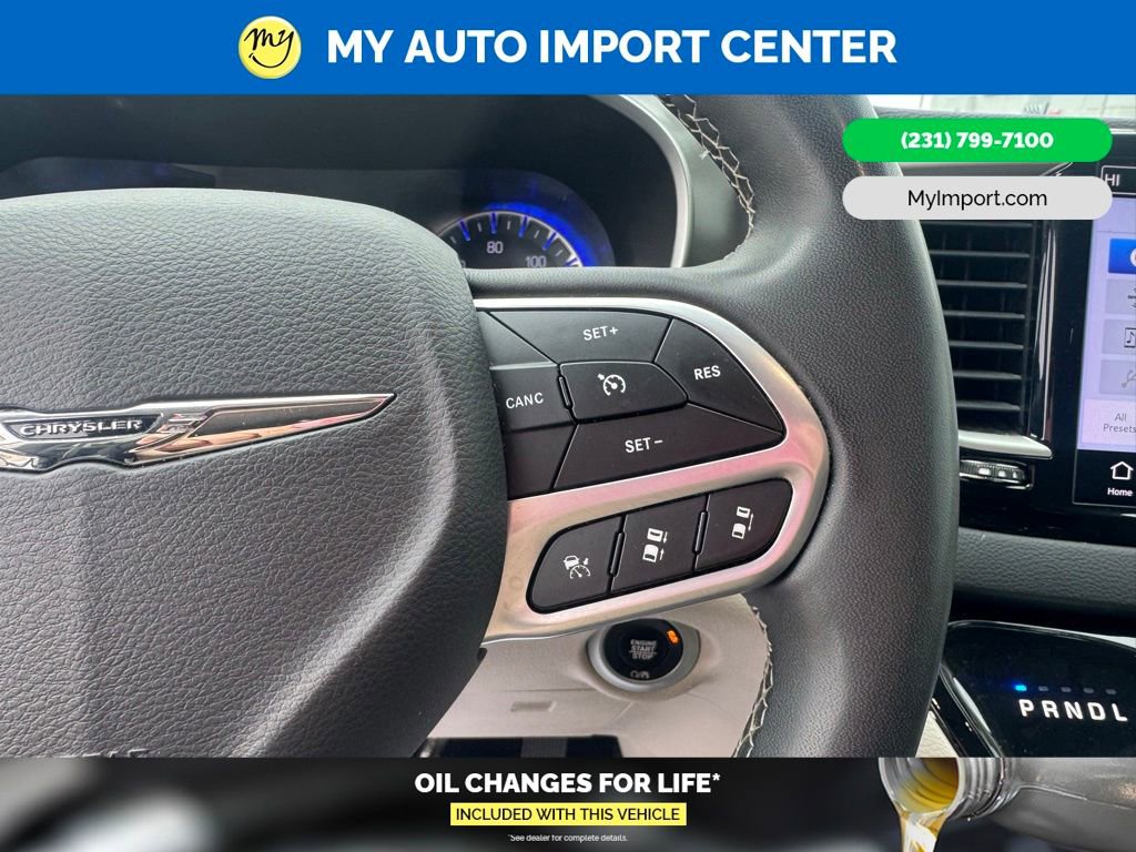 Used 2023 Chrysler Pacifica Touring-L FWD image 11
