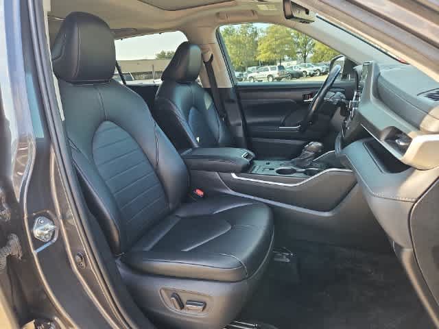 Used 2021 Toyota Highlander XLE FWD image 20