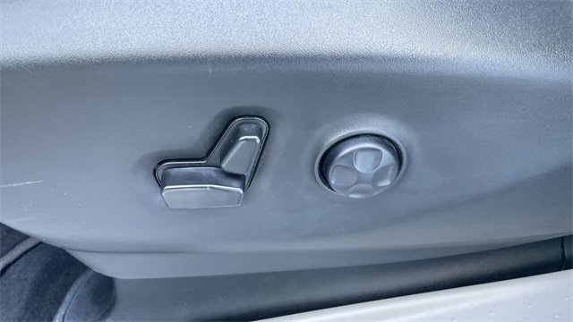 Used 2024 Chrysler Pacifica Touring-L image 12