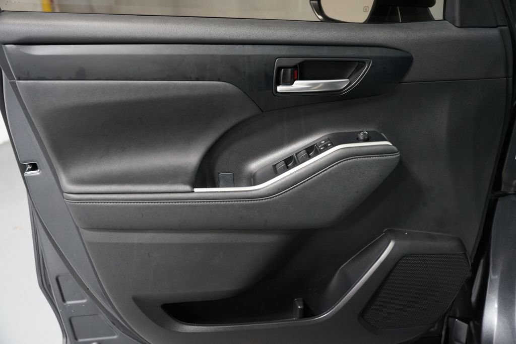 Certified 2024 Toyota Highlander XLE image 31