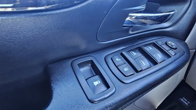 Used 2016 Dodge Grand Caravan SXT FWD image 18