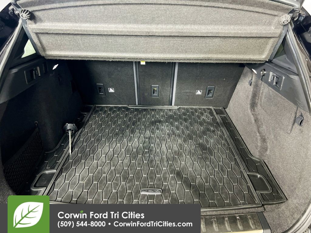 Used 2019 Jaguar F-PACE Premium image 15