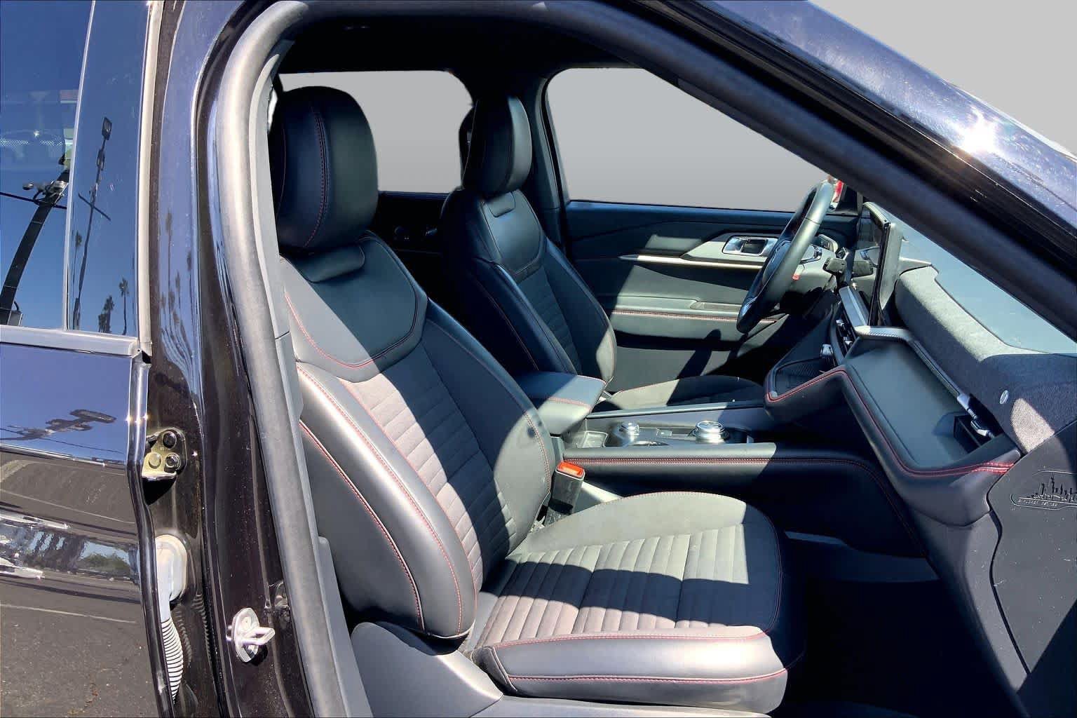 Used 2025 Ford Explorer ST-Line w/ Premium Package RWD image 8