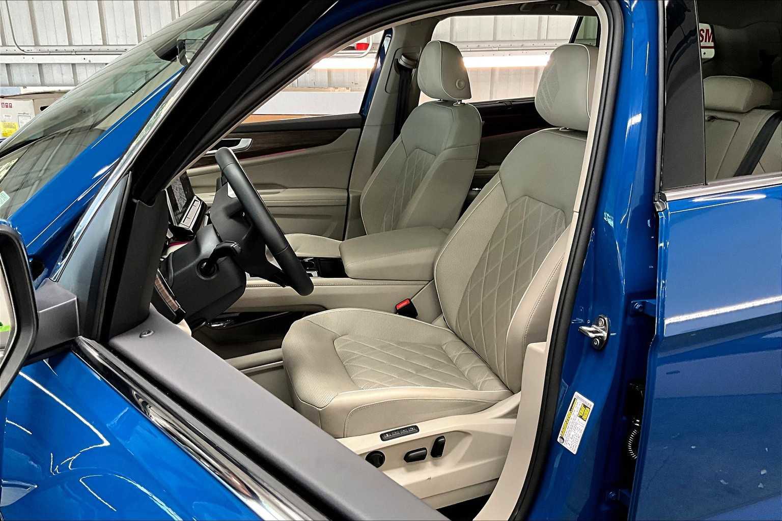 Used 2025 Volkswagen Atlas SEL Premium R-Line image 28