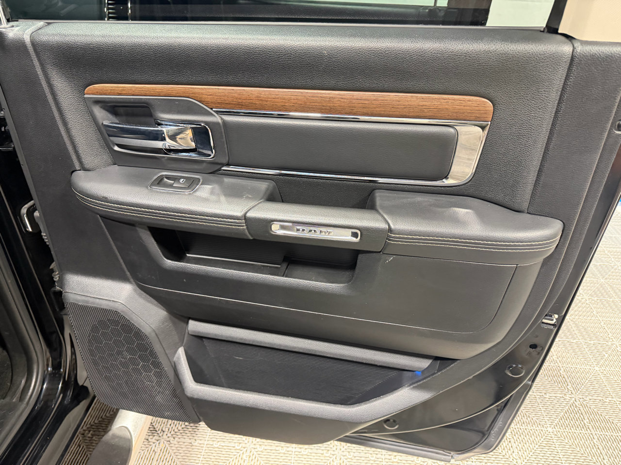 Used 2015 RAM 1500 Laramie w/ Convenience Group image 15