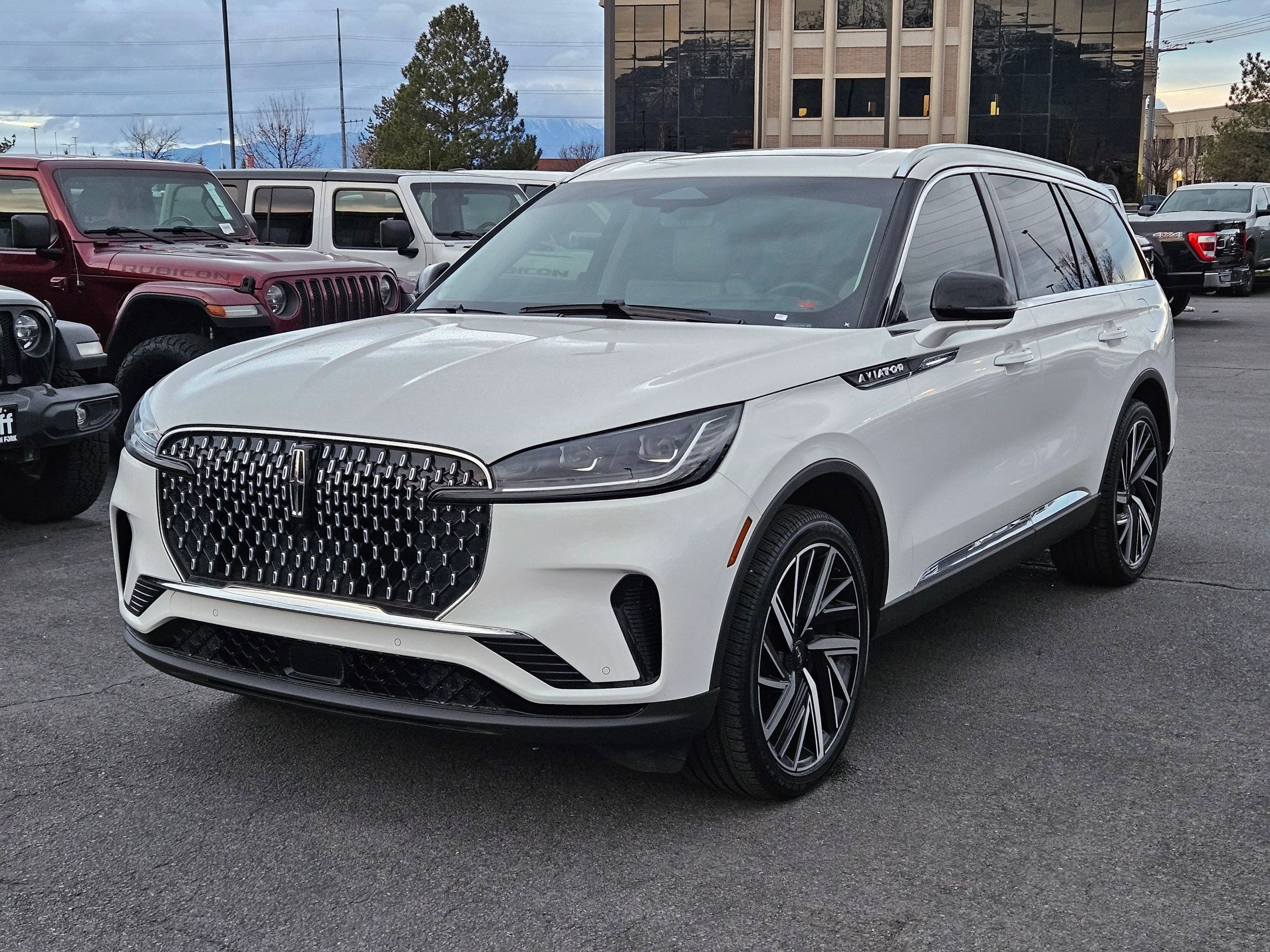 Used 2025 Lincoln Aviator Reserve w/ Equipment Group 201A image 11