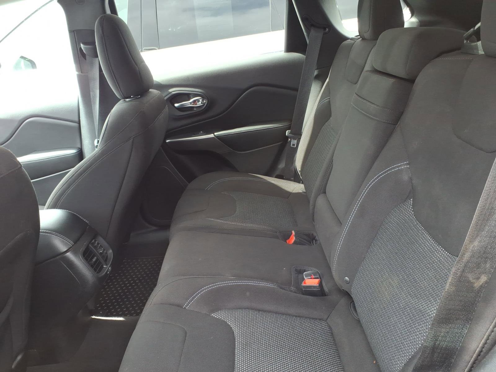 Used 2019 Jeep Cherokee Latitude w/ Cold Weather Group AWD/4WD image 8