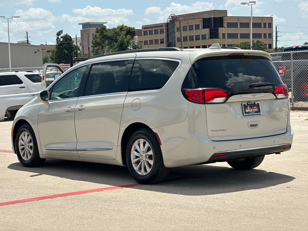Used 2017 Chrysler Pacifica Touring-L FWD image 4