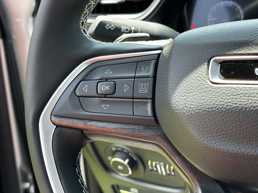 Used 2025 Jeep Grand Cherokee Limited w/ Luxury Tech Group II image 13