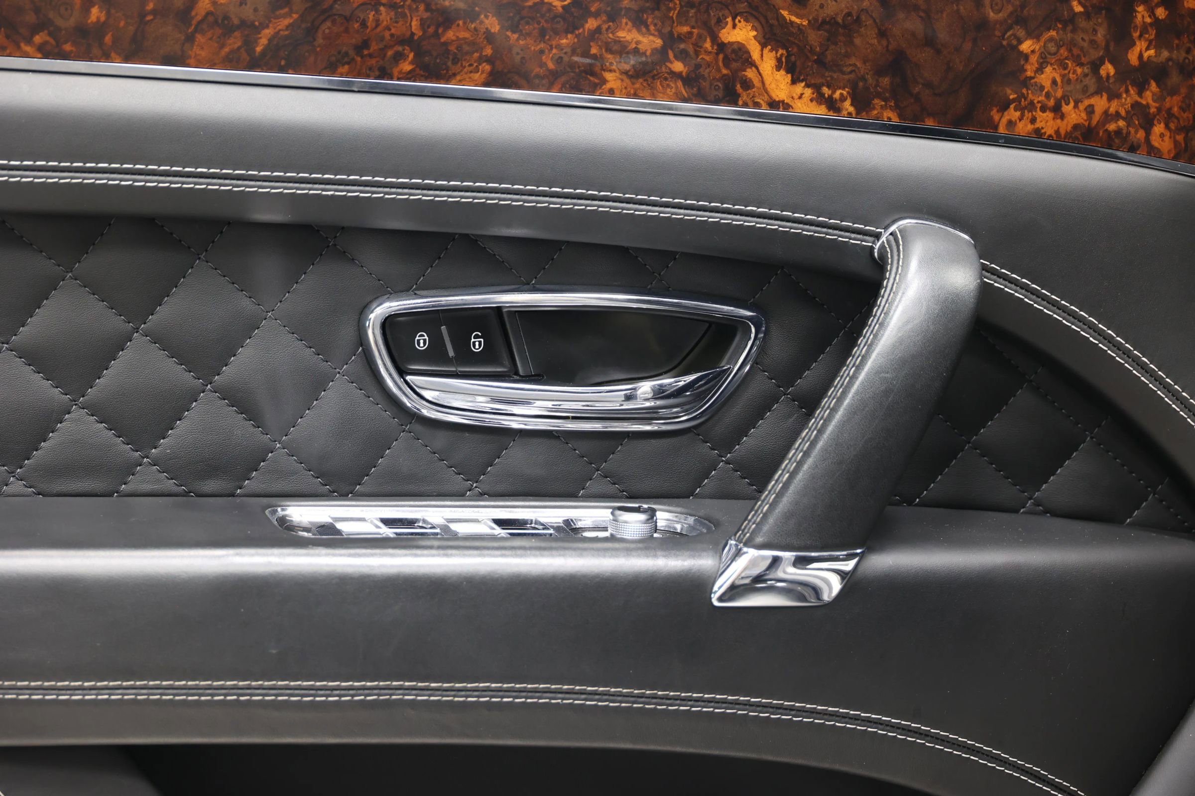 Used 2017 Bentley Bentayga image 12