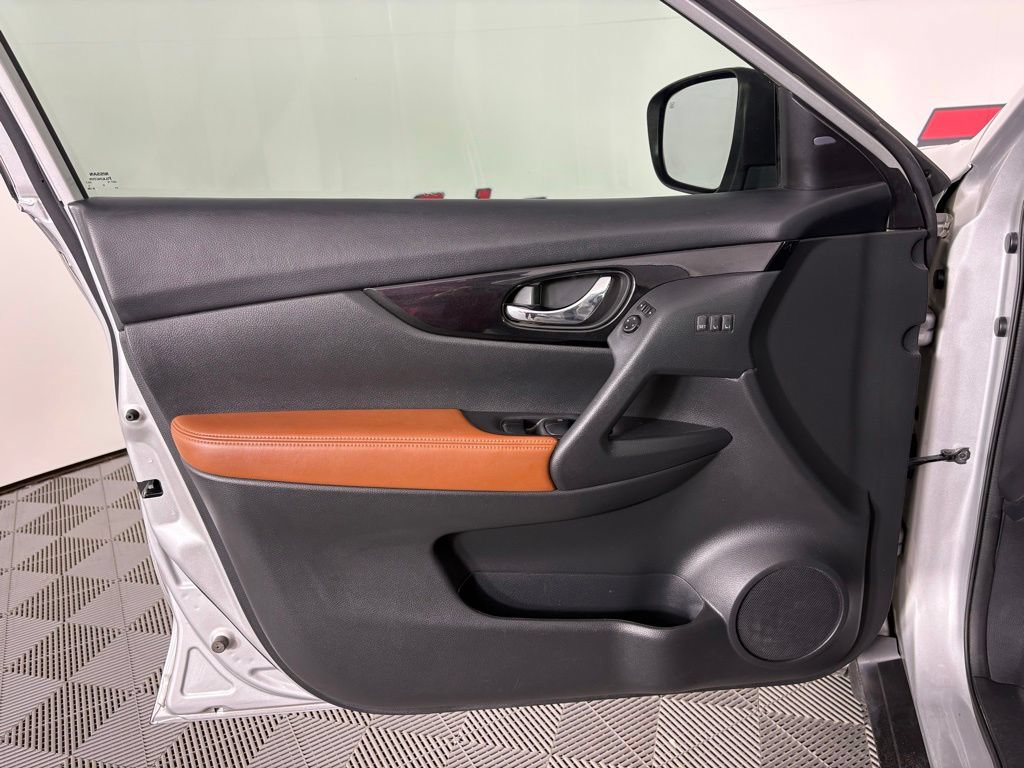 Used 2017 Nissan Rogue SL w/ SL Premium Package FWD image 17