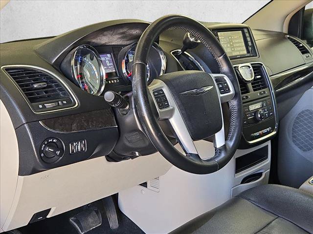 Used 2016 Chrysler Town & Country Touring FWD image 10