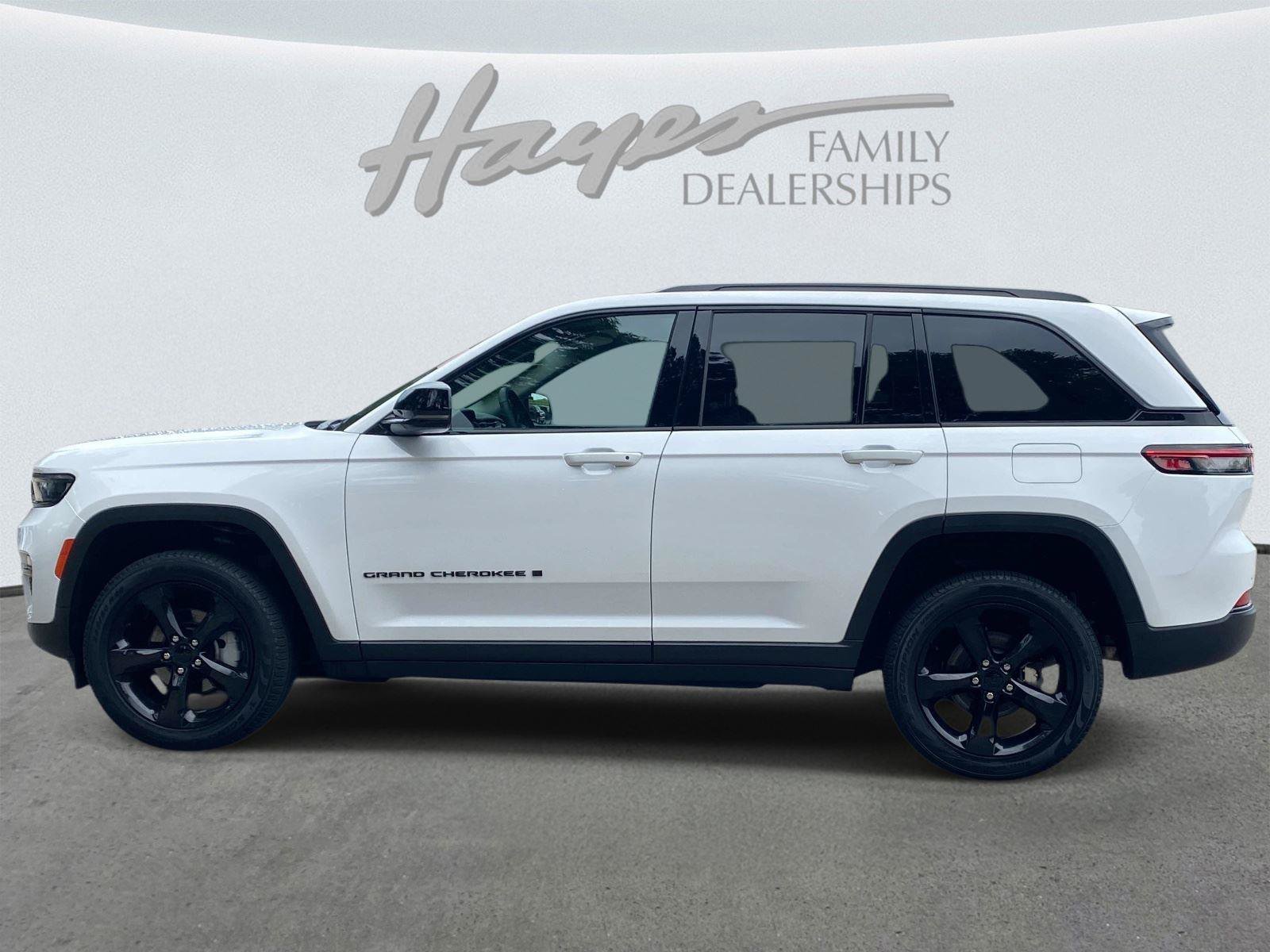 Used 2024 Jeep Grand Cherokee Limited w/ Black Appearance Package AWD/4WD image 10