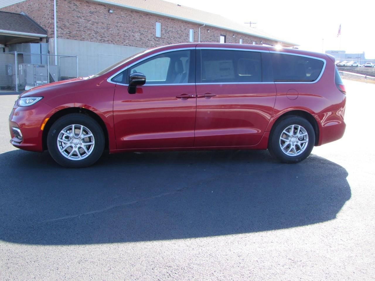 New 2026 Chrysler Pacifica Select image 4