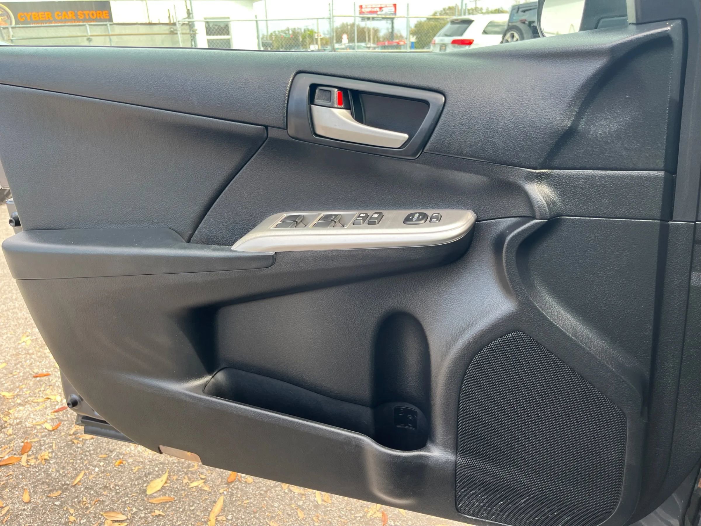 Used 2014 Toyota Camry SE image 17