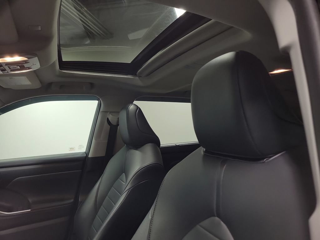 Used 2020 Toyota Highlander XLE FWD image 16