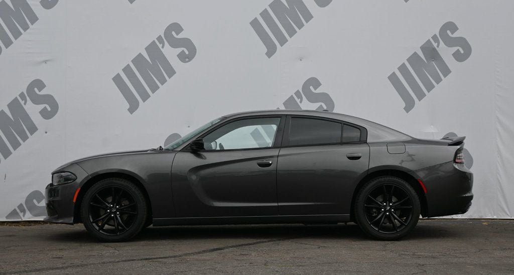 Used 2018 Dodge Charger SXT w/ Blacktop Package RWD image 6
